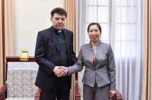 Deputy Minister of Foreign Affairs Le Thi Thu Hang (R) and Archbishop Marek Zalewski, first Resident Papal Representative in Vietnam. (Photo: VNA)