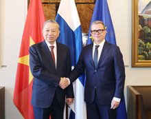 General Secretary of the Communist Party of Vietnam Central Committee To Lam (L) and Finnish Prime Minister Petteri Orpo at their meeting in Helsinki on October 21 afternoon (local time). (Photo: VNA)