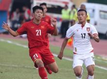 A Vietnamese footballer (L) in the match (Source: VNA)