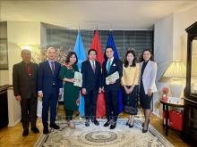 Permanent representative of Vietnam Dang Hoang Giang (3rd from right) and his Lao counterpart Anouparb Vongnorkeo (4th from right) at their meeting at the UN headquarters in New York. (Photo: VNA)