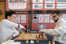 Liem playing France’s Maxime Vachier Lagrave in the eighth round. (Photo: baomoi.com)