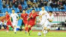 Vietnamese (in red) and Chinese players in the match at My Dinh Stadium on February 1. (Photo: VNA)