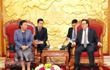 Head  of the Party Central Committee’s Commission for External Relations Hoang Binh Quan (R) and the Lao guest (Photo: VNA)