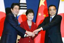 SEOUL, Nov. 1 Kyodo - (From L) Japanese Prime Minister Shinzo Abe, South Korean President Park Geun Hye and Chinese Premier Li Keqiang attend a joint news conference at the presidential Blue House in Seoul on Nov. 1, 2015, after their trilateral summit. (Pool photo)(Kyodo)==Kyodo