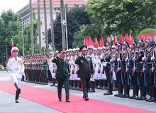Minister of National Defence General Phan Van Giang and Minister of Defence of the Republic of Azerbaijan Colonel General Hasanov Zakir Asgar Oglu review the Honor Guard of the Vietnam People’s Army. (Photo: VNA)