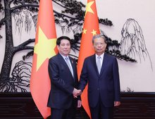 State President Luong Cuong (L) meets with Zhao Leji, member of the Standing Committee of the Political Bureau of the Communist Party of China (CPC) Central Committee and Chairman of the Standing Committee of the National People’s Congress (NPC) of China on September 4. (Photo: VNA)
