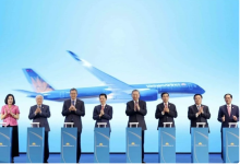 At the ceremony announcing Vietnam Airlines' new direct route between Hanoi and Phnom Penh. (Photo: Vietnam Airlines)