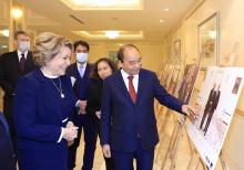 President Nguyen Xuan Phuc and Chair of the Federation Council of the Federal Assembly of Russia  Valentina Matvienko visit the photo exhibition jointly held by VNA and TASS in Moscow. (Photo: VNA) 