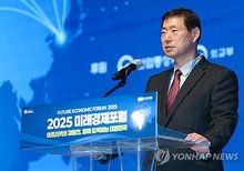 Hwang Dae-il, the president and CEO of Yonhap News Agency, delivers an opening address during the 2025 Future Economic Forum in Seoul on Nov. 14, 2025. (Yonhap)