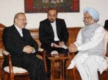 Mottaki meets Indian Prime Minister