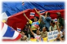 Yellow-shirts rally at Government House, demanding quick rescue of 7 Thais in Phnom Penh