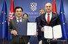 South Korean Defense Minister Ahn Gyu-back (L) and Croatian Deputy Prime Minister and Defense Minister Ivan Anusic pose for a photo in Zagreb on Sept. 10, 2026, after signing a defense deal worth some 640 billion won (US$477 million), under which Hanwha Aerospace Co. will export 18 Chunmoo multiple launch rocket systems to Croatia, in this photo provided by the South Korean defense ministry. (PHOTO NOT FOR SALE) (Yonhap) (END)