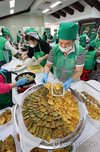 Volunteers make "jeon," or Korean-style pancakes, one of the popular offerings for Korean holiday rituals, in Incheon, west of Seoul, on Sept. 18, 2026, to deliver them to impoverished people ahead of Chuseok, the Korean harvest holiday that falls on Sept. 25 this year and is part of a four-day break. (Yonhap) (END)