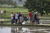 Farmers carry a water pump to a rice field in an effort to maintain irrigation water availability, maintain rice productivity, and mitigate the impact of drought during the dry season.