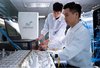 Research, design, and development of 5G base stations conducted in the laboratory. (Photo: congthuong.vn)