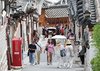 Foreign tourists are seen in this undated file photo. (Yonhap)