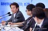 Bae Choong-sik (L), the president of the Korea Advanced Institute of Science and Technology (KAIST), speaks at a policy meeting held at the presidential office in central Seoul, in this file photo taken Aug. 12, 2026. (Pool photo) (Yonhap)